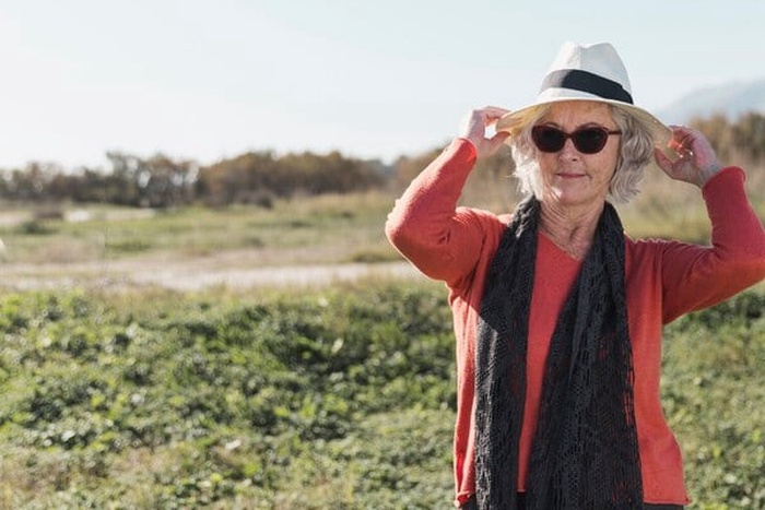 Medium shot woman wearing a hat