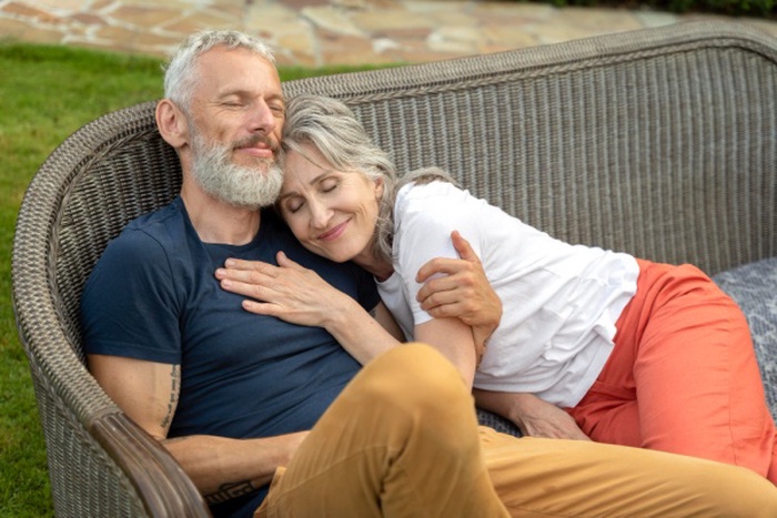 Medium shot smiley senior couple