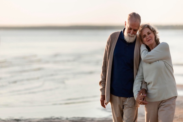  Love story senior couple medium shot