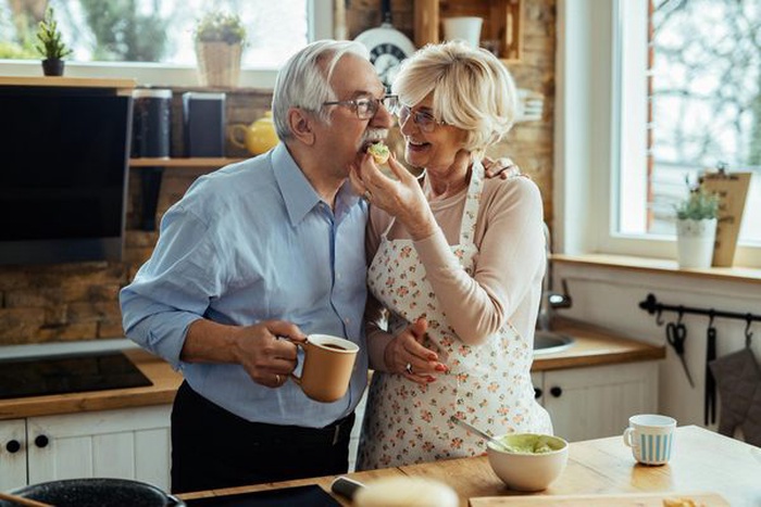 mautre couple are cooking