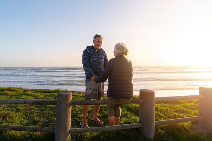 Full shot senior couple at beach