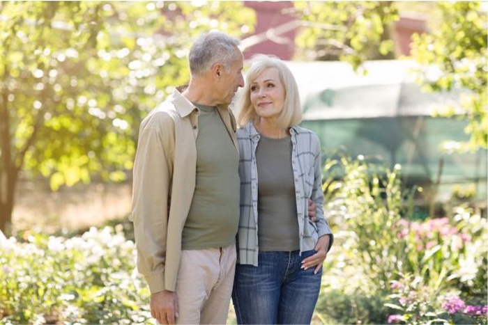 Pareja de solteros mayores de 50 a&ntilde;os en una cita rom&aacute;ntica exterior en Matar&oacute;, Catalu&ntilde;a.