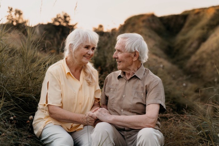Medium shot senior couple in nature