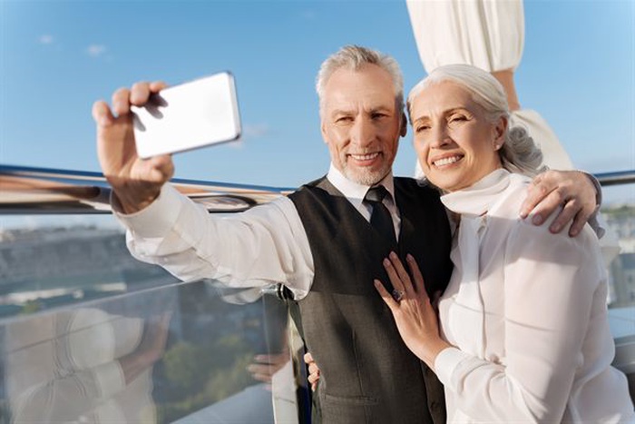 Medina couple enjoying quiet conversation