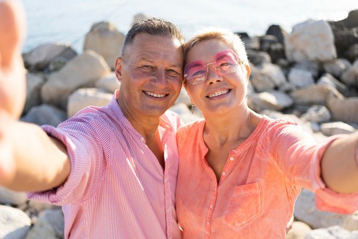 Primer plano de una pareja tom&aacute;ndose un selfie
