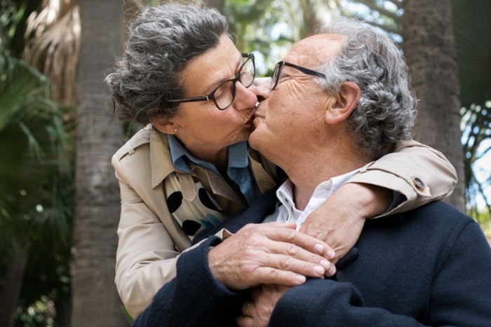 Medium shot old people kissing