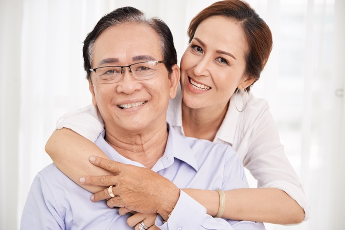 The two elderly lovers were snuggling up together.