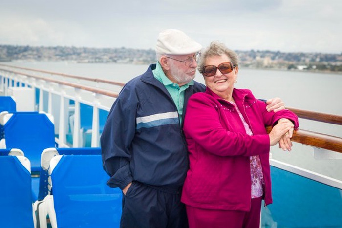 Pareja de ancianos disfrutando