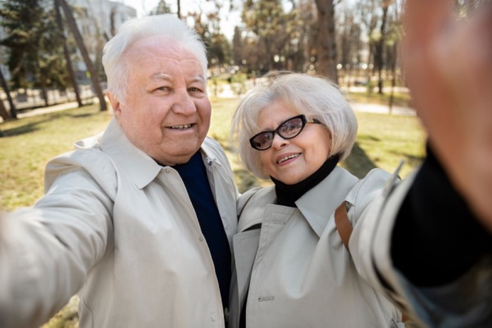  Medium shot smiley old people taking selfie