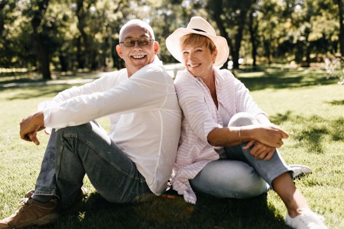 Senior singles meeting outdoors in Middletown, Pennsylvania