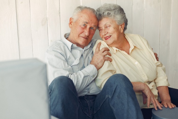  Elegant old couple sitting at home on a foor