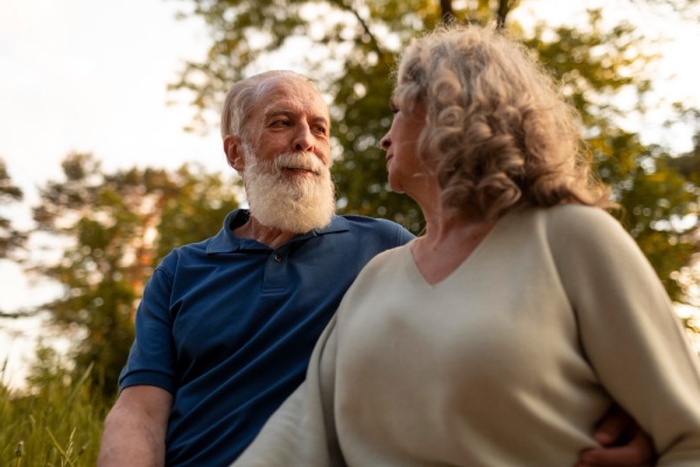 Medium shot senior couple in park