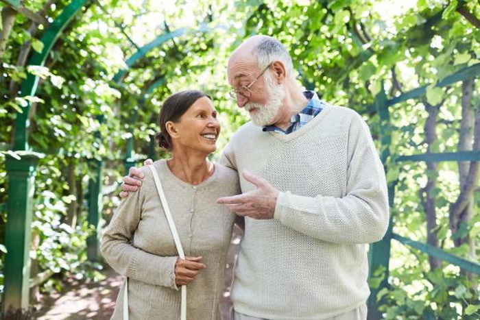 A senior couple talking in the botanical garden