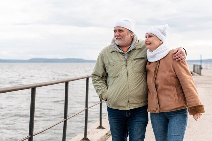 Front view senior couple at seaside