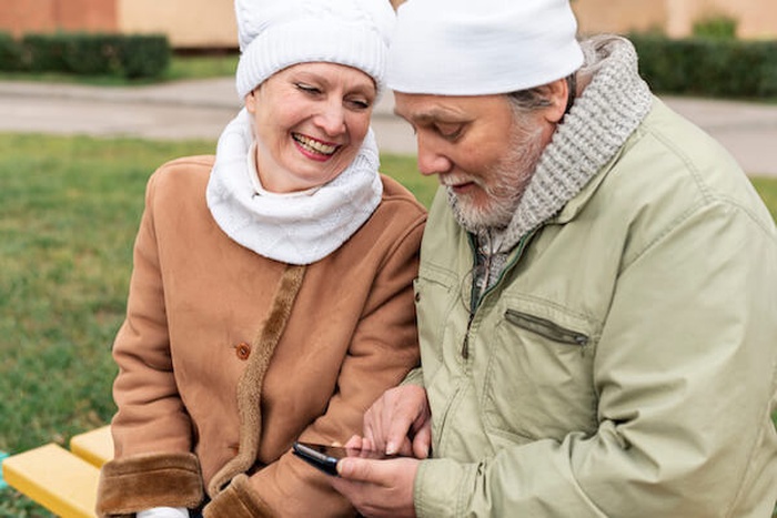 jewish senior couple bench
