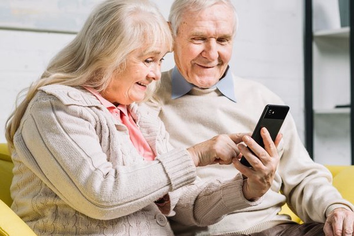 Online Dating Apps Used by Seniors in Colchester, UK