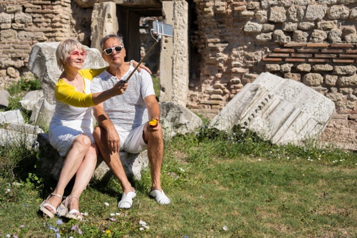 Full shot couple taking selfies
