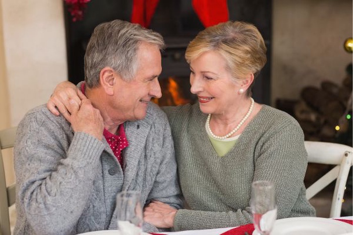 Deux seniors profitant d’un rendez-vous agréable à Mouscron, partageant un moment convivial et détendu.