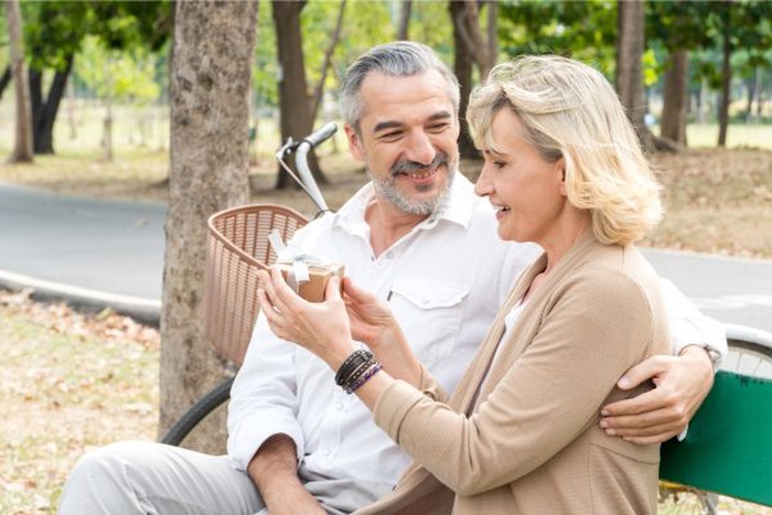 Pareja senior disfrutando al aire libre en Alhambra durante una cita segura y agradable