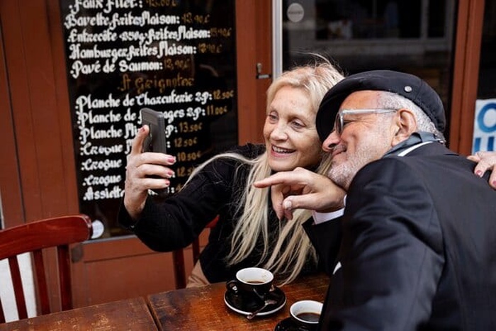 Medium shot smiley senior people taking selfie