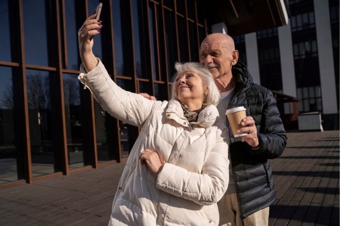 Una pareja de personas mayores en Temecula disfrutando de su mutua compañía.