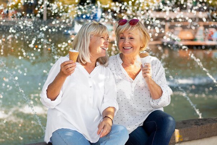 Medium shot senior women with ice cream