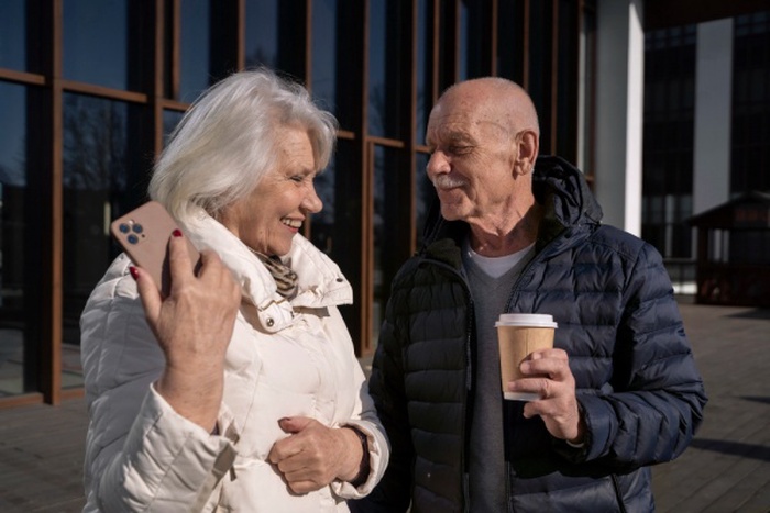 Medium shot smiley senior people