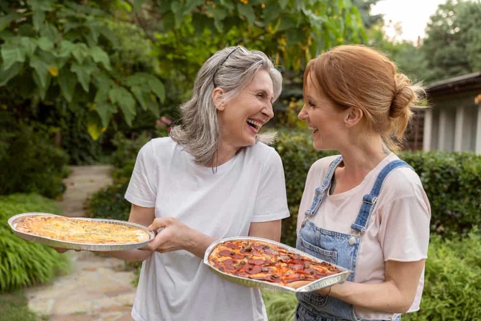 Medium shot Grannies with pizza
