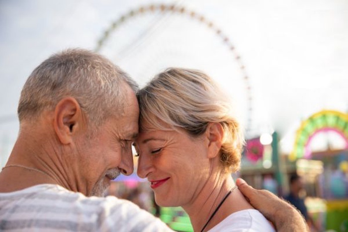Deux seniors au parc d’attractions à Uccle, Bruxelles-Capitale, profitant de leur temps ensemble.