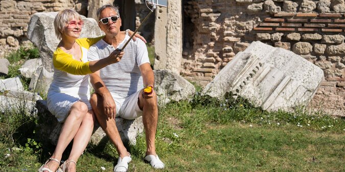 Full shot couple taking selfies