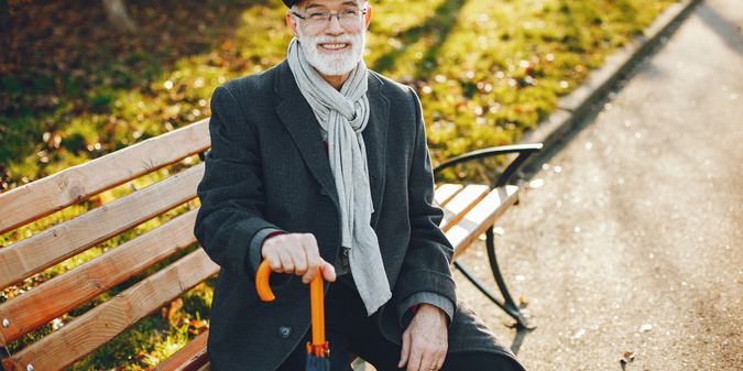 Elegant old man in a sunny autumn park