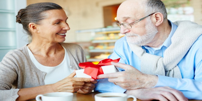 Seniors enjoying online dating with confidence