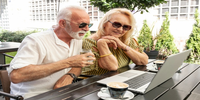 man showing disinterest during date
