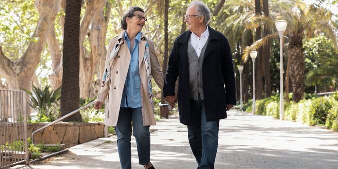Full shot senior people holding hands